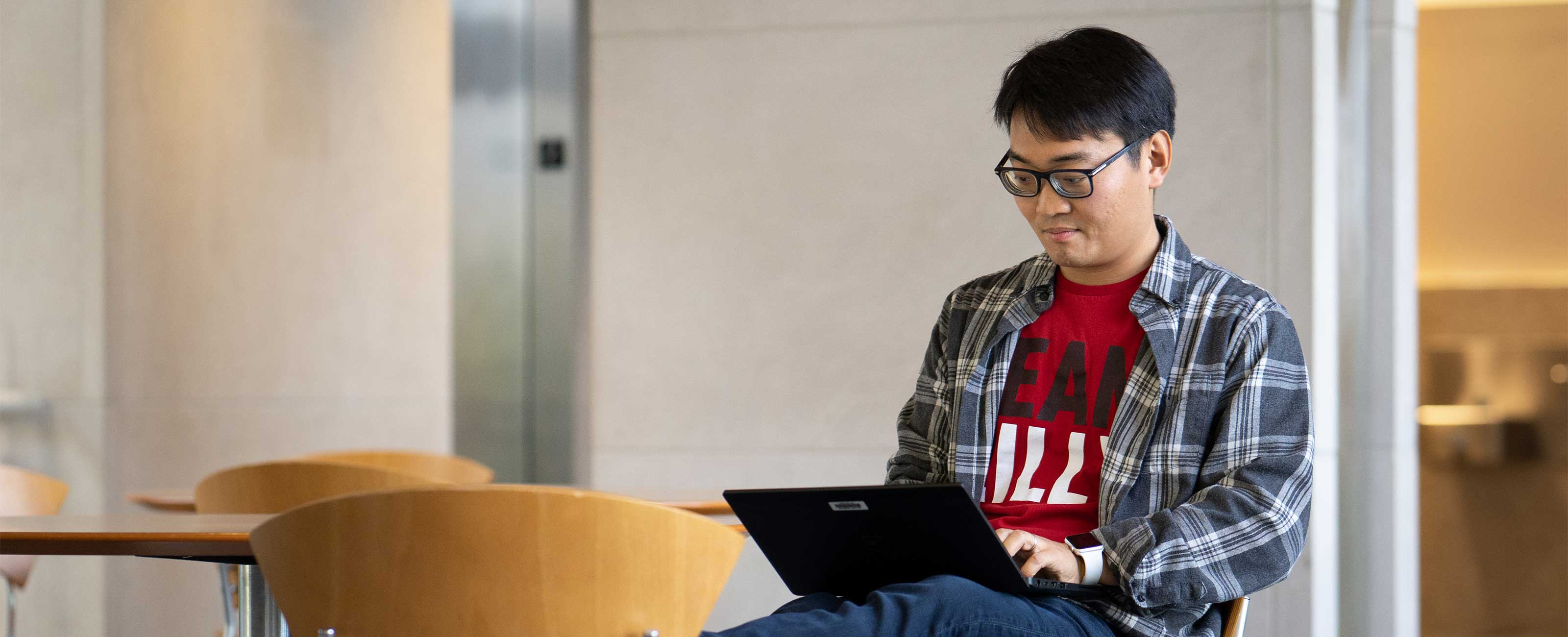 2x-embed-story-yuan-shi-working-on-laptop-with-feet-up-Photo-6