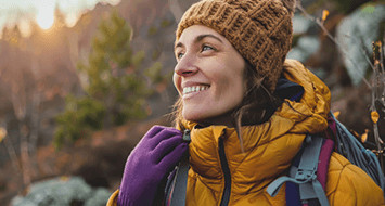 Frau mit starkem Immunsystem, lächelnd und gesund