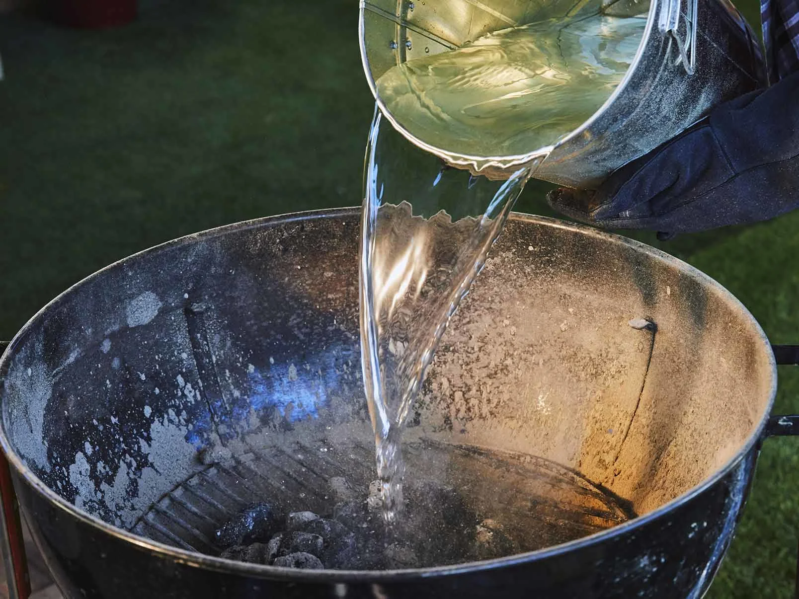 How to Cool Your Coals - textblock image 1 for how-to-put-out-charcoal-grill