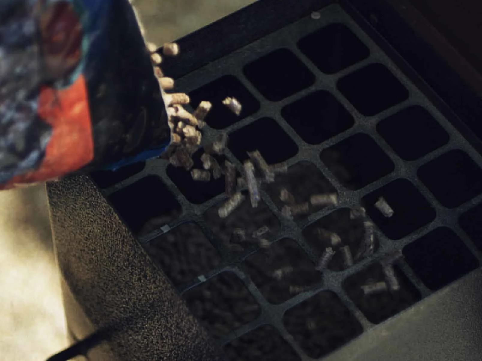 Fill the Hopper - textblock image 0 for how-use-pellet-grill