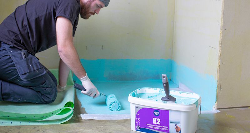 Nu är det dags för det viktiga tätskiktet. Vi använde oss av produkter från Kiilto. Börja med att rolla på keraprimer på väggar och golv och låt torka.