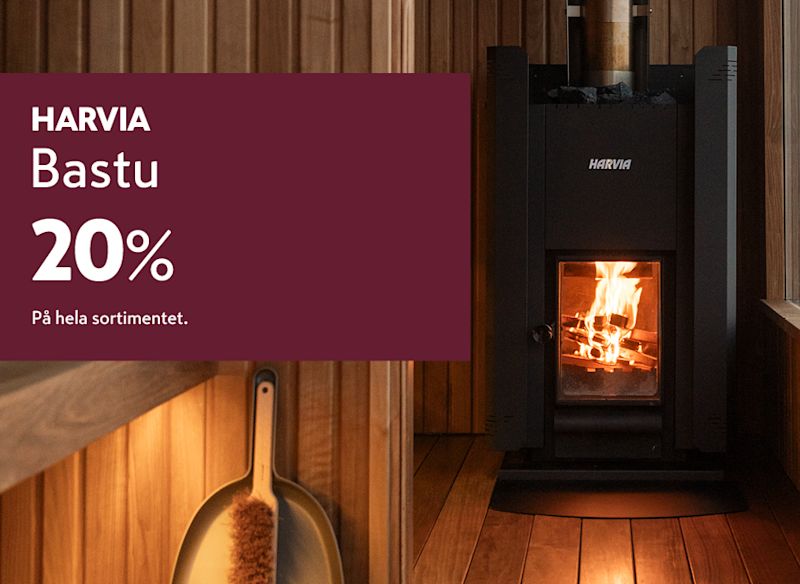 En bastuugn med eld brinner i ett träbeklätt basturum, bredvid en kampanjruta för Harvia.