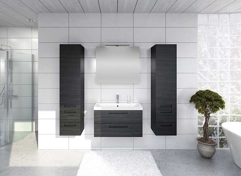 Modernt badrum med vit kakel, svarta skåp, flytande tvättställ, rektangulär spegel, bonsai.