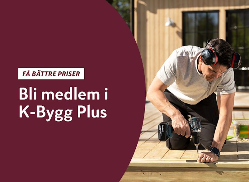 Man borrar trallbräda med skruvdragare på uteplats vid träfasad, vinröd K-Bygg Plus-text.