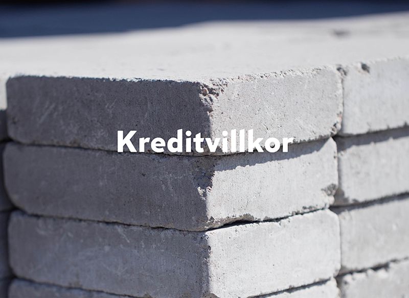"Kreditvillkor – stabil grund för ditt byggprojekt"
Grå betongblock med texten 'Kreditvillkor', symboliserar trygg finansiering och tydliga villkor.