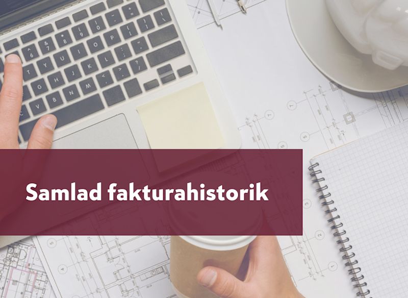 ett skrivbord med en laptop, anteckningsblock och en hand som håller en kaffemugg. En vinröd transparent ruta med texten “Samlad fakturahistorik” ligger över mitten av bilden.