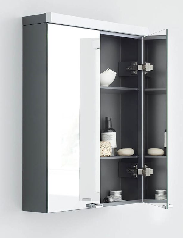 Modernt grått badrumsskåp med spegelyta, öppet dörr med mörkgrå hyllor och toalettartiklar