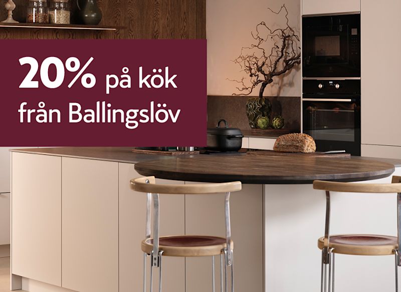 Modernt kök med vita skåp, träbänkskiva och öppna hyllor med köksartiklar. Två barstolar står framför bänken. Texten på bilden lyder: "20% på kök från Ballingslöv"