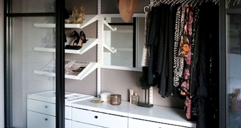 Inspirerande garderob med skjutdörrar