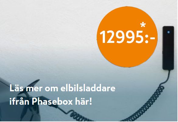 Svart spiralformad elbilsladdare kopplad till bil framför vit vägg, orange priscirkel 12995:-