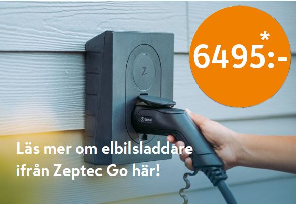 Hand ansluter svart elbilsladdare till grå Zaptec Go-väggladdare på vit fasad, orange pris 6495:-