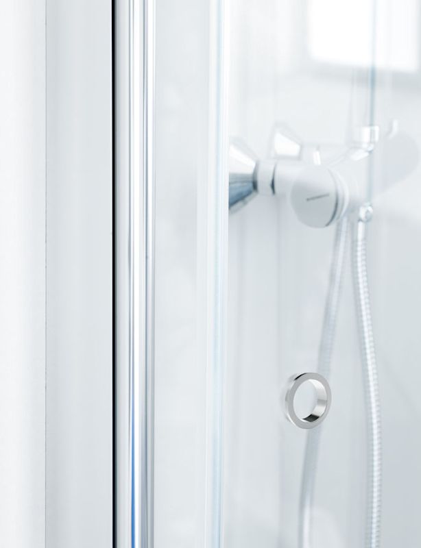 Närbild på glasdusch med rund kromad öppningsring och silvrig duschblandare.