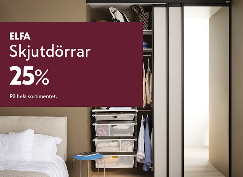 ELFA skjutdörrar med text om 25% rabatt på hela sortimentet. I bakgrunden syns en garderob med öppna hyllor och förvaringslådor, samt skjutdörrar delvis stängda bredvid en bäddad säng.