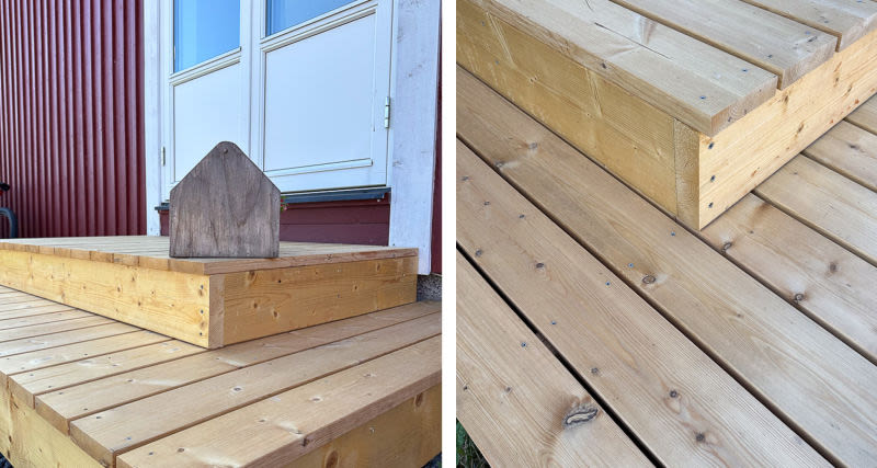 Framsida av röd stuga med vit dörr, ljust trädäck, trappsteg och trästopp.