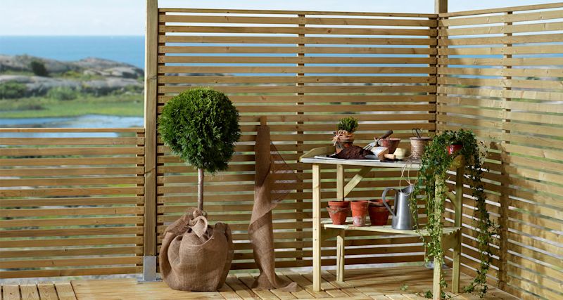 Trädgård insynsskydd vindskydd blommor trädgårdsmöbler