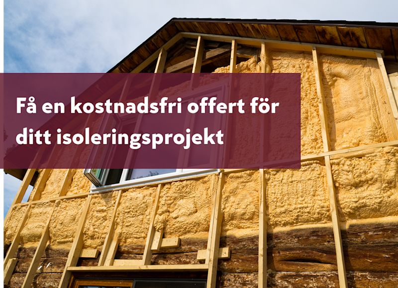 Husfasad under renovering där isolering monteras mellan träreglar. I förgrunden syns budskapet
