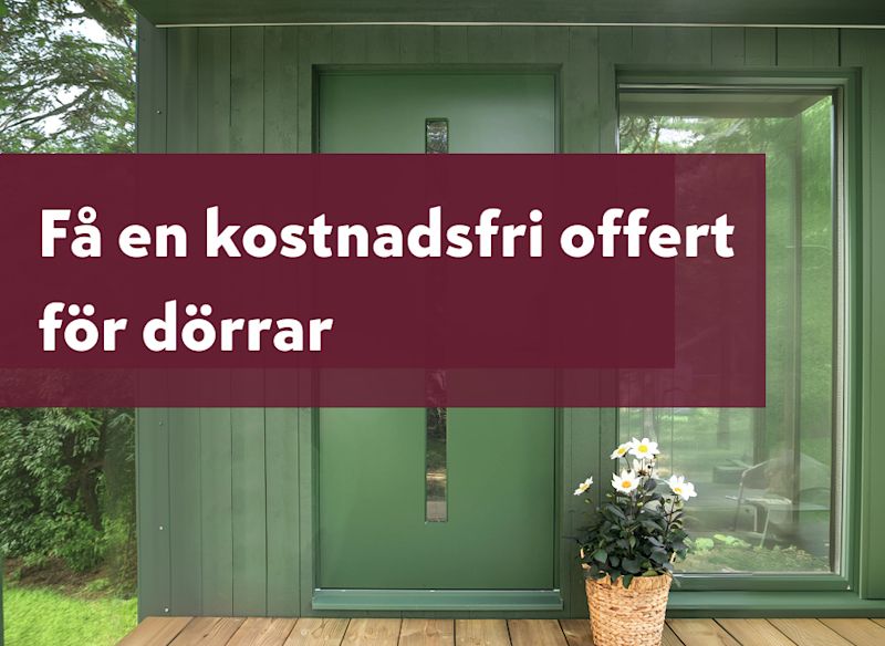 Grön ytterdörr på en modern fasad med stort glasparti. I förgrunden syns budskapet "Få en kostnadsfri offert för ditt dörrprojekt" och bredvid dörren står en blomkruka på entrétrallen.