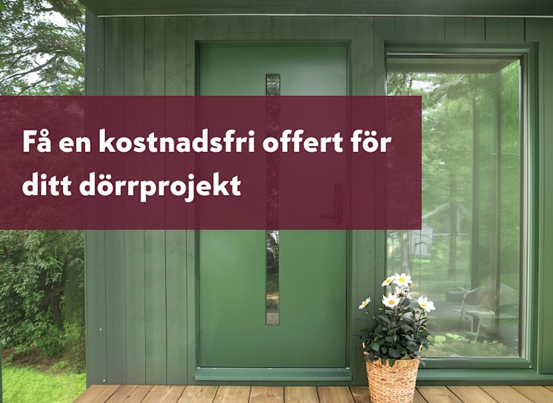 Grön ytterdörr på en modern fasad med stort glasparti. I förgrunden syns budskapet "Få en kostnadsfri offert för ditt dörrprojekt" och bredvid dörren står en blomkruka på entrétrallen.