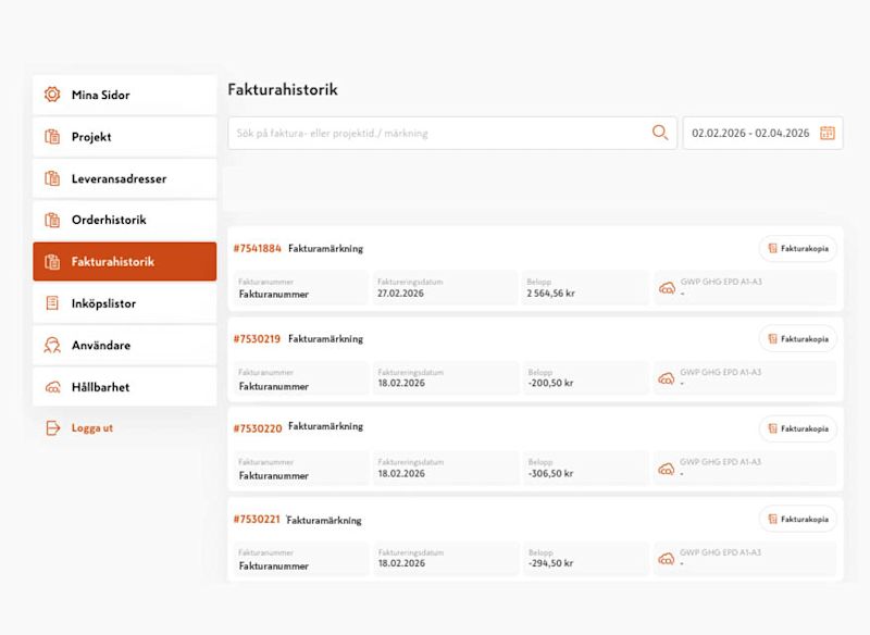 ett webbaserat administratörsgränssnitt för fakturahistorik. Till vänster finns en navigationsmeny (t.ex. Mina sidor, Projekt, Leveransadresser), och i huvudytan listas flera fakturor med fakturanummer, datum, belopp/status samt knappar för att visa eller hantera fakturorna. Gränssnittet är ljust med orange markerad meny.