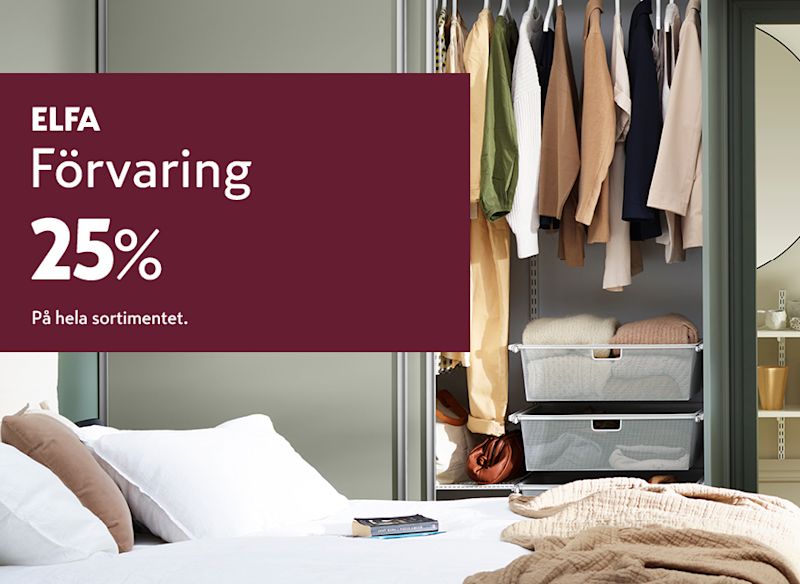 ELFA förvaring, där det står att det är 25% rabatt på hela sortimentet. I bakgrunden syns en stilren garderob med hängande kläder och förvaringslådor, samt en bäddad säng i förgrunden.