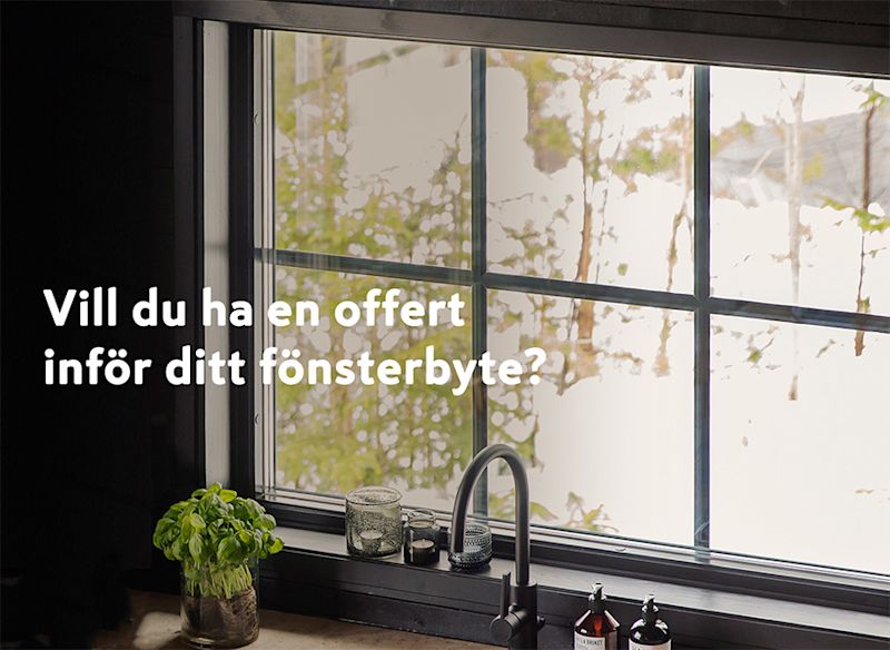 köksfönster med utsikt mot en snötäckt och delvis skogig omgivning. På fönsterbrädan står en kruka med färska örter och några små burkar. Texten på bilden lyder: "Vill du ha en offert inför ditt fönsterbyte?"