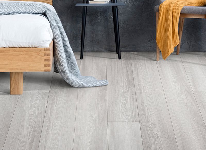 Ett riktigt smart alternativ är ett golv av laminat. De ser ut som om de är tillverkade av trä, men är tillverkade av kompositmaterial.