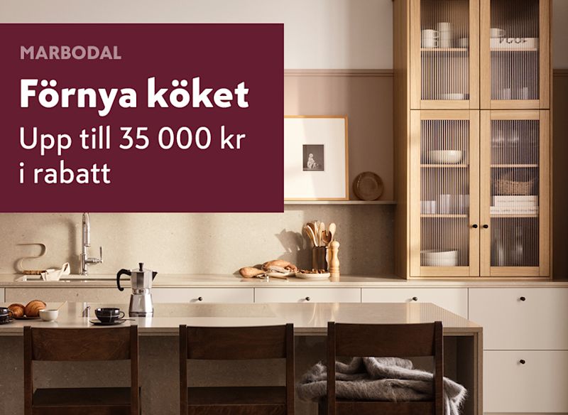 Ett modernt kök med ljusa bänkskivor, träskåp och vitrinskåp med glasdörrar. På bänken står köksredskap och bröd, och i förgrunden syns tre mörka stolar vid en köksö. Till vänster finns en mörkröd ruta med texten:
MARBODAL – Förnya köket, Upp till 35 000 kr i rabatt.