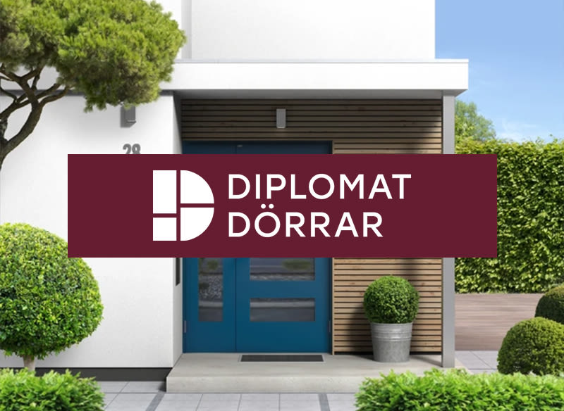 modern husentré med en blå ytterdörr, omgiven av prydligt klippta gröna buskar och träd. Ovanpå entrén ligger en bred vinröd banderoll med logotypen och texten “Diplomat Dörrar”.