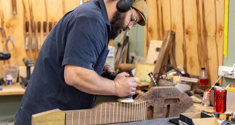 Alex och Stewart på Crooks & Meyer arbetar med limfog från K-Bygg.