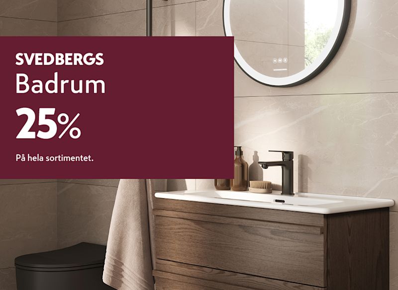 Svedbergs‑annons för 25% rabatt på badrum, framför ett modernt badrum med träfärgat tvättställ och rund spegel mot kaklade väggar.