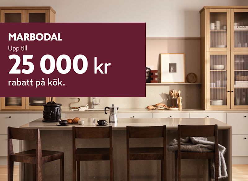 Marbodal‑annons med text om upp till 25 000 kr rabatt på kök, framför ett stilrent kök med köksö och trästolar.