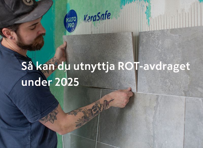 En tatuerad hantverkare lägger stora grå kakelplattor mot en grön vägg med Kiilto Pro-logotyp