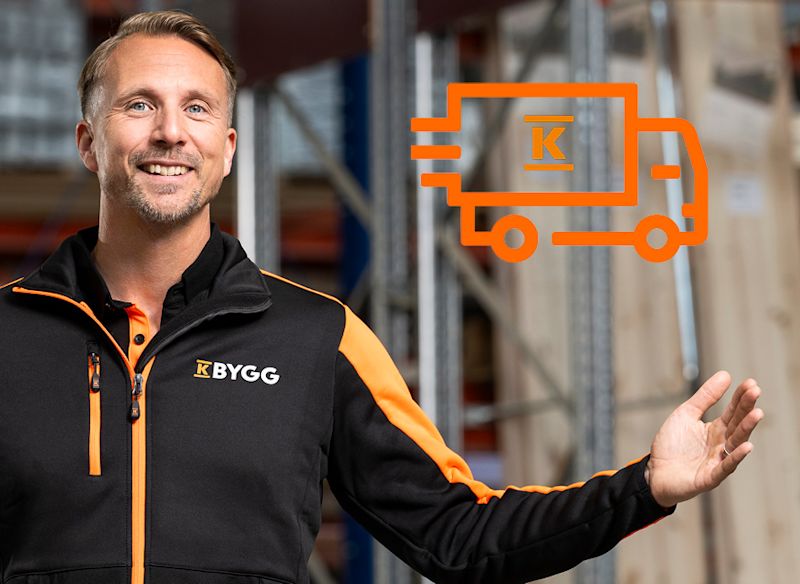 En person i K-Bygg‑profilkläder står i en lager- eller butiksmiljö och gör en öppen gest med ena armen. Bredvid personen syns en orange ikon av en lastbil med bokstaven K på sidan.