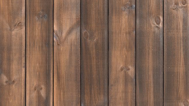 Vertikala släta bruna träpaneler med tydlig ådring och knutmärken