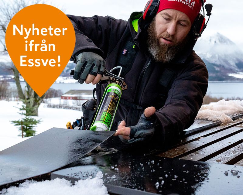 Montör stryker tätmassa på svart plåt mot snöig fjällvy, orange bubbla ’Nyheter från Essve’