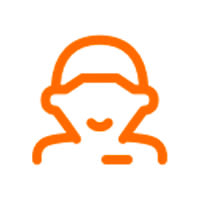 Orange linjeikon av leende person i keps på vit bakgrund.