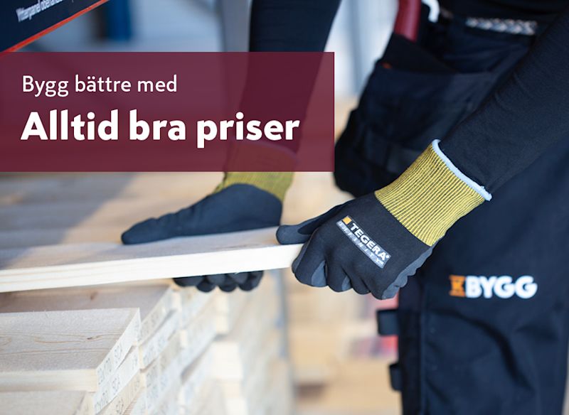 en person som lyfter eller justerar träreglar i en byggmiljö, tillsammans med en reklamruta med texten ”Bygg bättre med ALLTID BRA PRISER”.