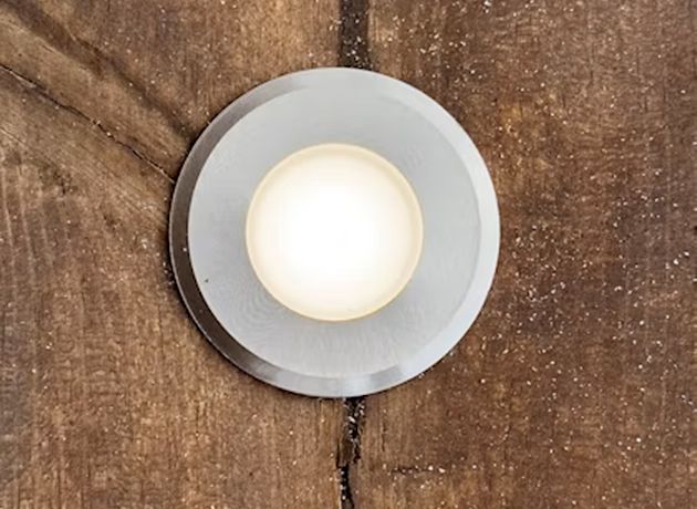 Infälld rund LED-belysning monterad i trätrall, anpassad för altaner och utomhusmiljöer.