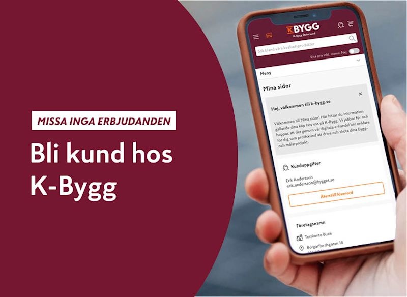hand som håller en mobiltelefon med K‑Byggs inloggningssida uppe, bredvid en vinröd yta med texten: “Missa inga erbjudanden – Bli kund hos K‑Bygg.”