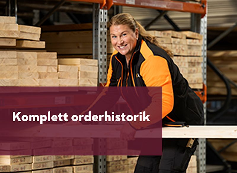 en person i K‑Bygg‑kläder som arbetar med virke i ett lager. En vinröd transparent ruta med texten “Komplett orderhistorik” ligger över den nedre delen av bilden.