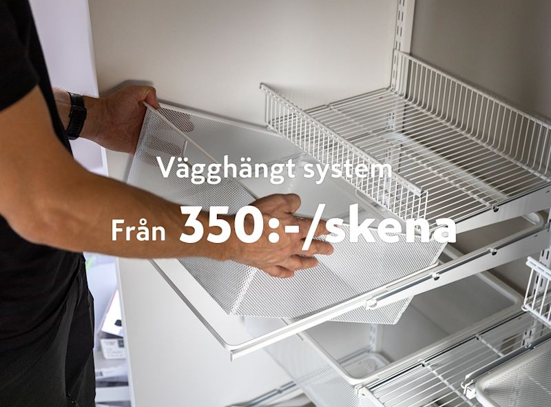 en person som monterar eller justerar ett vägghängt hyllsystem med trådkorgar. Texten i bilden lyder: "Vägghängt system Från 350:-/skena".