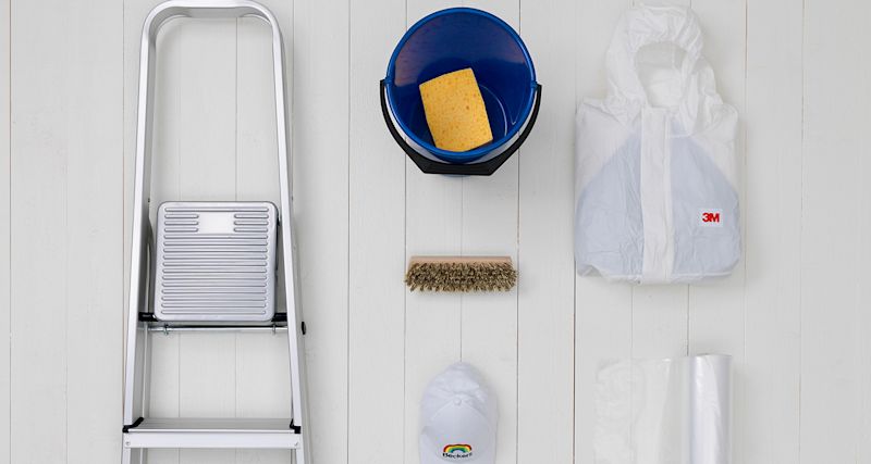 Stege, hink, tvättsvamp, keps, borste, täckplast