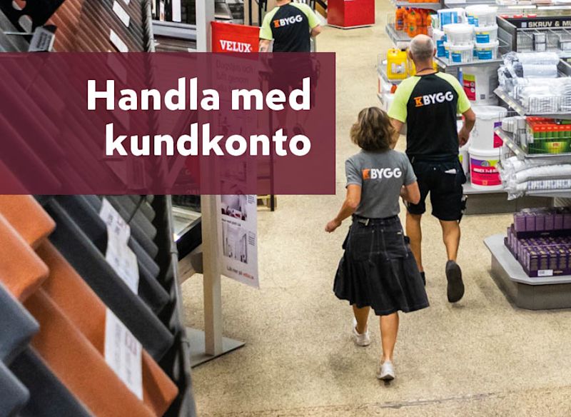 en suddig bakgrund med en person som hanterar virke i ett lager. Ovanpå ligger en tydlig mörkröd ruta med texten: “Registrerad och inloggad kund hos K‑Bygg”.