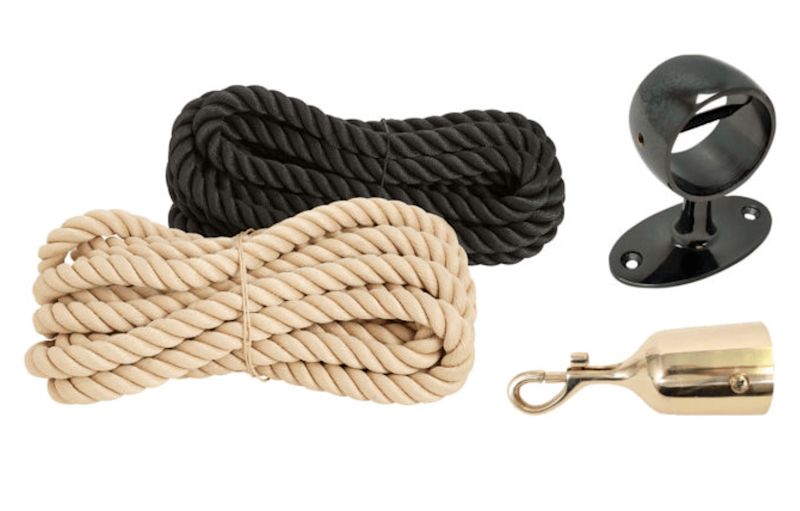 Kit med två hopvirade rep (beige och svart), ett svart metallfäste och en guldfärgad krok.