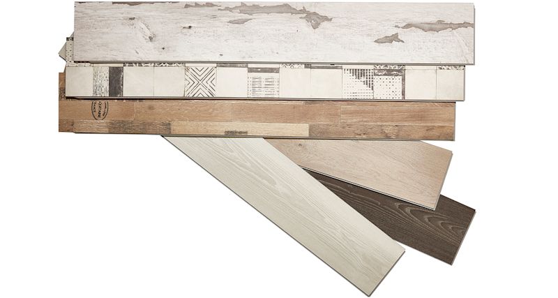 Golvprover i vitt, mönstrat, ljus- och mörkbrunt trä på vit bakgrund