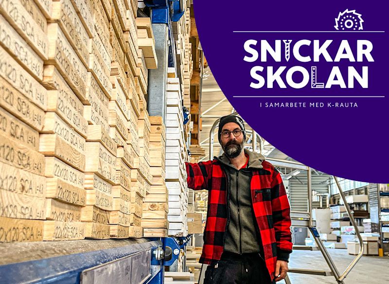 Person i rödsvart jacka vid staplade träplankor i byggvaruhus med Snickarskolan-logga