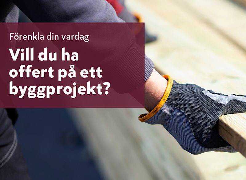 Hand med arbetshandske som arbetar med trämaterial. Bilden lyfter möjligheten att få offert på ett byggprojekt.