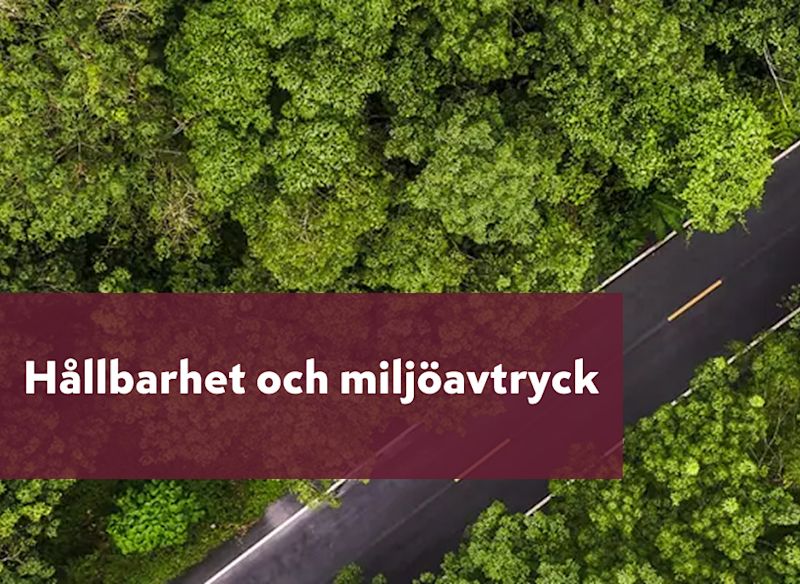 en väg som löper genom tät grön skog sedd ovanifrån. Över bilden ligger en vinröd transparent ruta med texten “Hållbarhet och miljöavtryck”.
