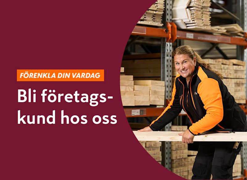 Person i orange-svart jacka lyfter träplanka bland lagerhyllor, vit affischtext på vinröd bakgrund.