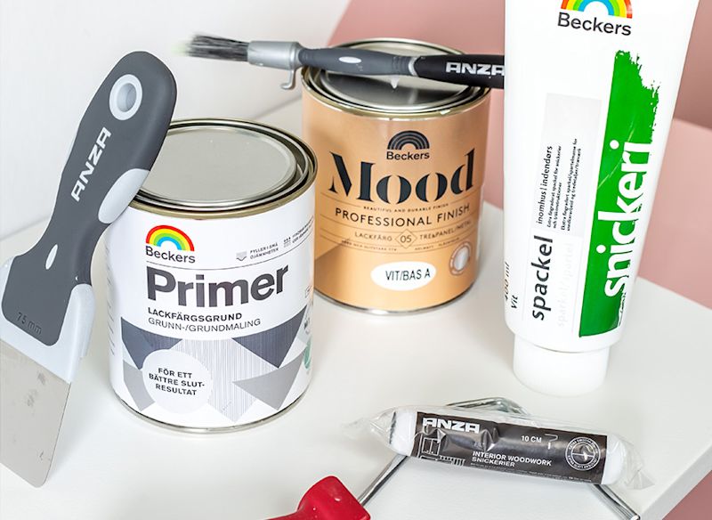 Pensel, roller, spackelspade och Beckers färgburkar (vit Primer, guld Mood) samt snickerispackel